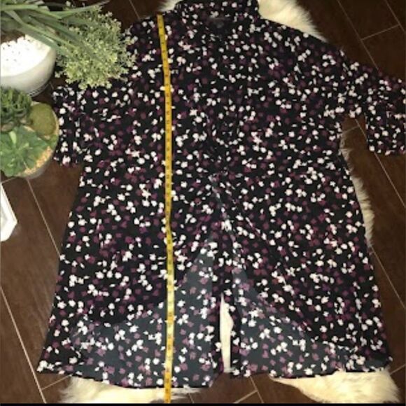 Lane Bryant black floral front twist high/low blouse sz 26 - Picture 4 of 5